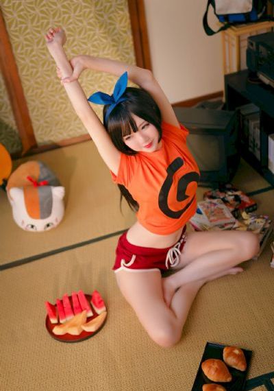 男人街头摸美女丝袜的视频_在线免费观看电视剧